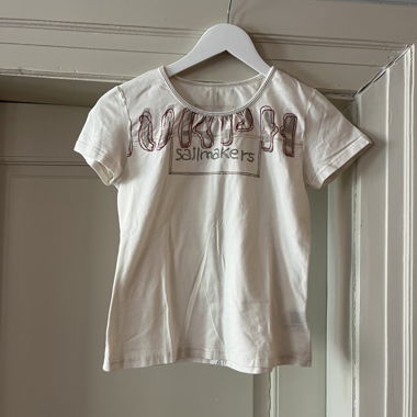 Weisses T-Shirt mit Stickerei
