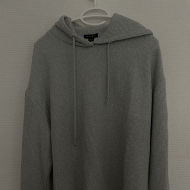 Hellblauer Pullover