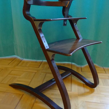 Leander high chair with seat pad and safety bar
