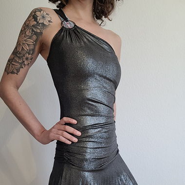 Robe grise brillante et moulante de soiree