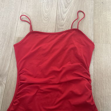 Top rosso con bretelle sottili
