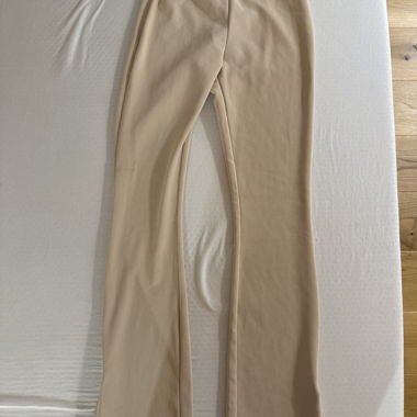 Pantaloni beige a zampa