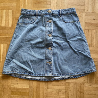 Gonna in denim azzurro chiaro con abbottonatura