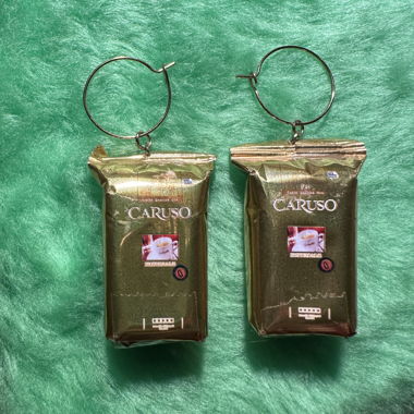 Boucles d'oreilles en or avec breloque sachet de café, faites à la main