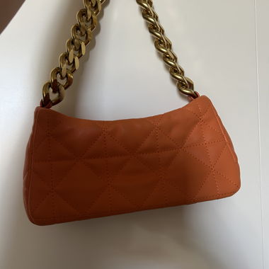 Borsa a tracolla arancione con tracolla a catena