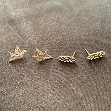 Goldfarbene Ohrringe mit geometrischem Muster