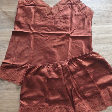 Pyjama-Set in Rostfarbe aus Satin und Spitze