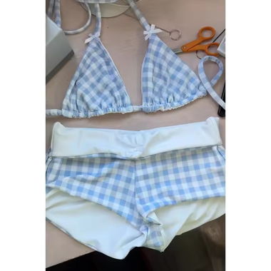 Blaues Gingham-Bikini-Set