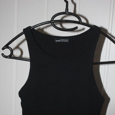 Black cropped tank top