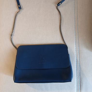 Blaue Umhängetasche mit Kette