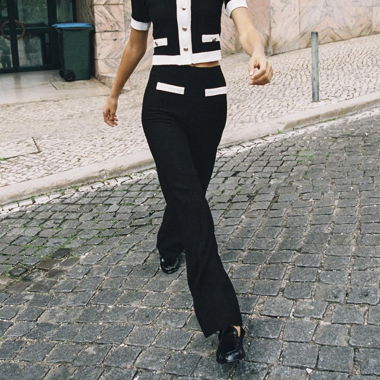 Ensemble noir et blanc top et pantalon bouclé