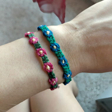 Bracciali floreali intrecciati fatti a mano