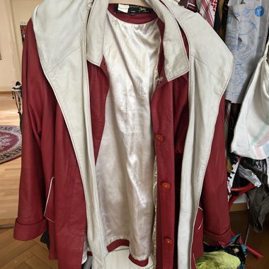 Veste en cuir rouge à col blanc
