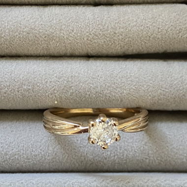 Luxury diamond ring 
