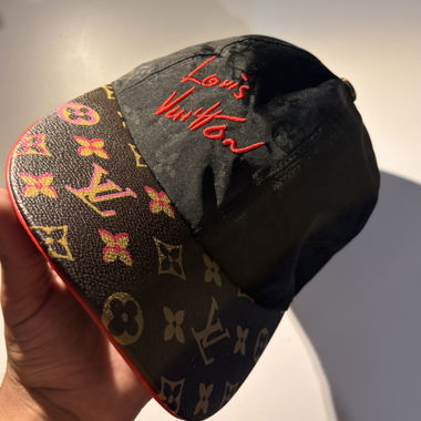 Schwarze Cap mit Monogramm-Muster