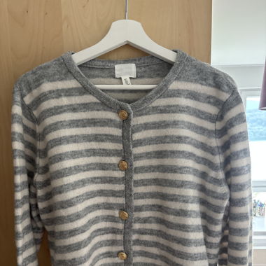 Grau weiss gestreifte Strickjacke