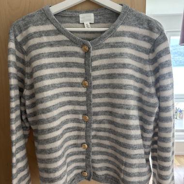 Grau weiss gestreifte Strickjacke