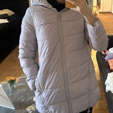 Graue Winterjacke