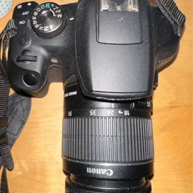 Fotocamera reflex Canon con obiettivo 18-55mm