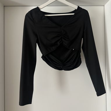 Black Long-Sleeve Crop Top