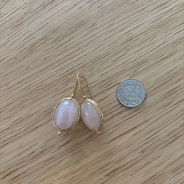 Boucles d'oreilles pendantes en pierre rose