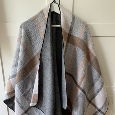Weicher Poncho mit Karomuster