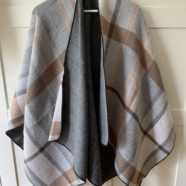 Weicher Poncho mit Karomuster