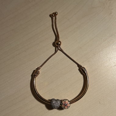 Verstellbares Pandora-Armband mit Charms
