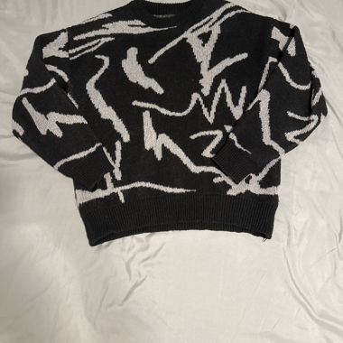 Pull noir avec motif abstrait