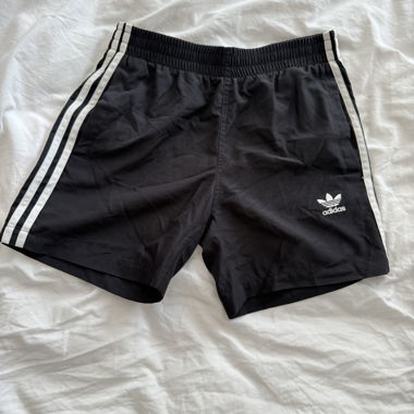 Shorts neri Adidas con righe