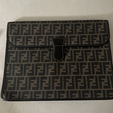 Große Fendi Clutch