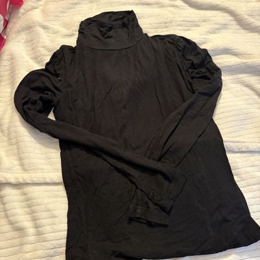 Maglia nera a collo alto