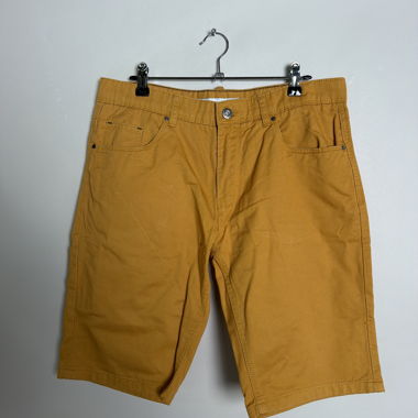 Shorts chino jaune moutarde