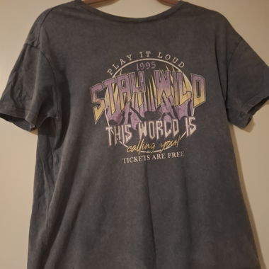 Graues T-Shirt „Stay Wild“ Print