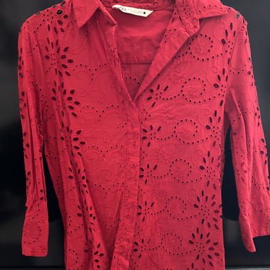 Rote Lochspitzen-Bluse