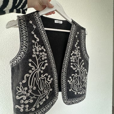 Gilet brode sans manches