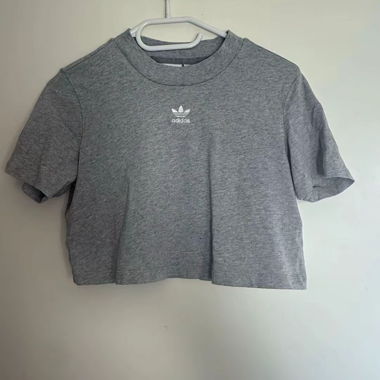 T-shirt crop Adidas grigia