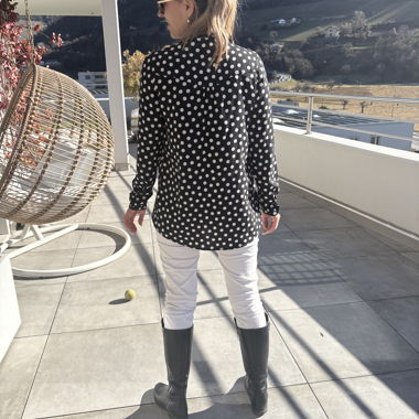 Chemise noire à pois blancs – style rétro