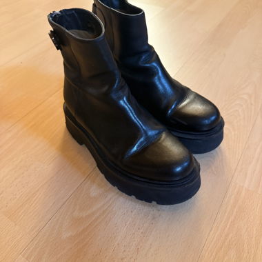 Stivaletti in pelle nera con suola platform