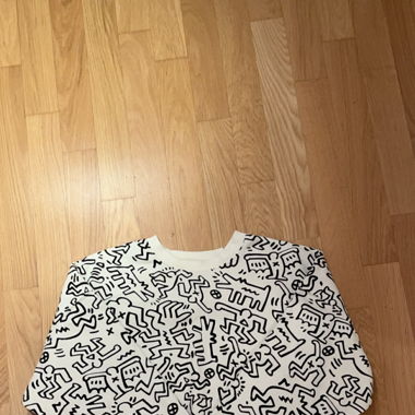 Weisser Hoodie mit schwarzem Monogam 