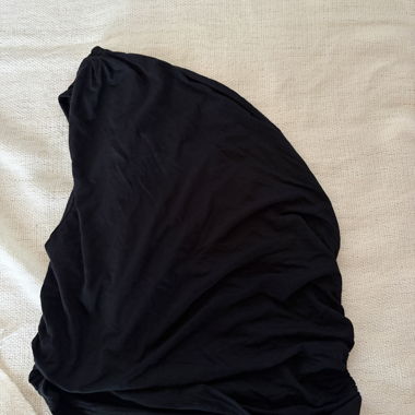Haut noir à une épaule