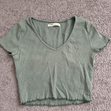 T-shirt verde a coste di Pull&Bear