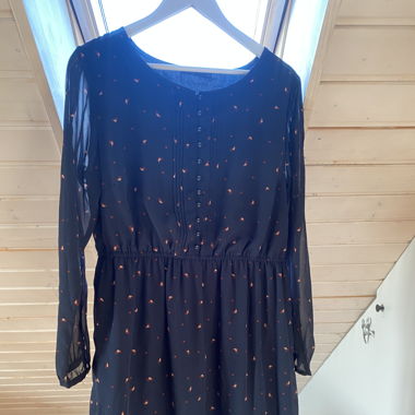Blaues Kleid mit süssen Details & Print