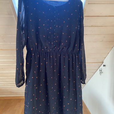 Robe bleue avec jolis détails & imprimé