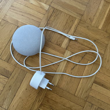 Enceinte connectée blanche avec chargeur