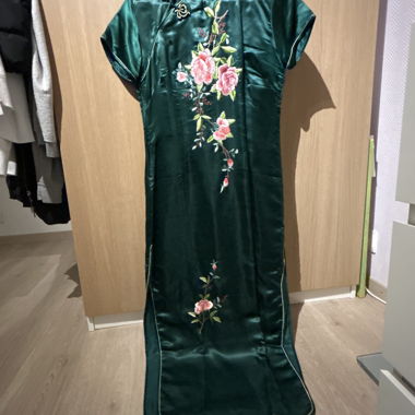 Grünes chinesisches, geblümtes Kleid