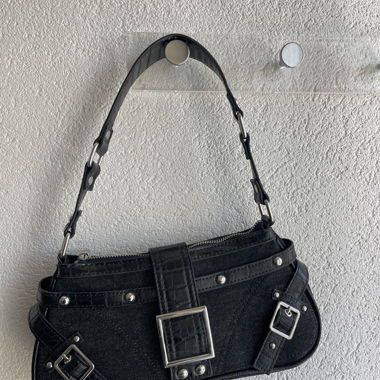 Borsa a tracolla nera con fibbia