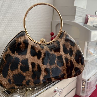 Pochette léopard avec bandoulière à chaîne