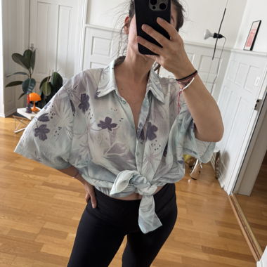 Oversized Bluse im 90er-Stil mit Blumenmuster
