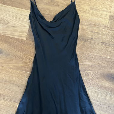 Schwarzes seidiges Kleid